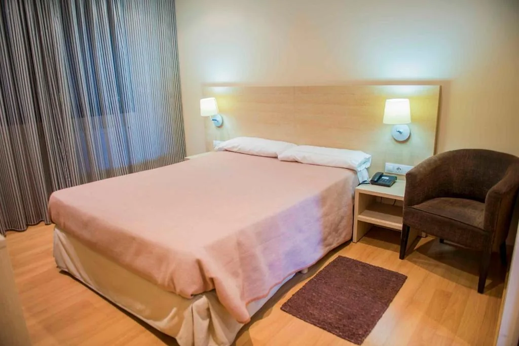 Camera Doppia adattata per persone con mobilità ridotta — Hotel Meson de Erosa