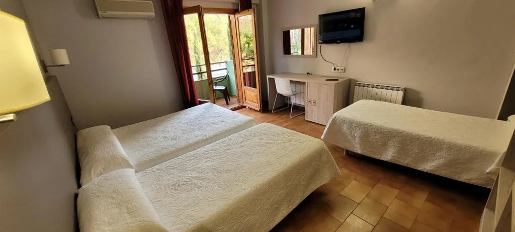Family Room with Terrace (3 Adults and 1 Child) — Hotel Meson de L’Ainsa