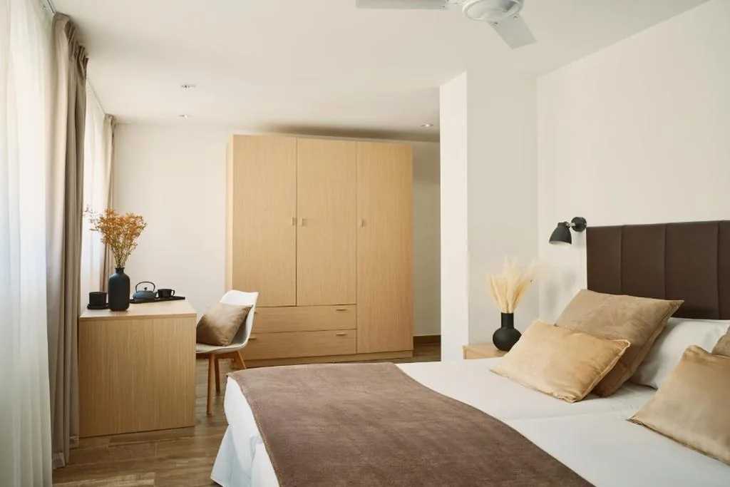 Habitación triple sin aire acondicionado — Hotel MET Pamplona