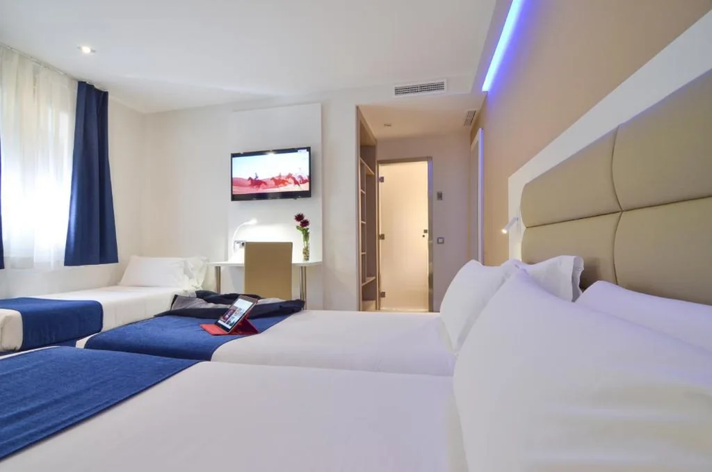 Dreibettzimmer — Hotel Miau
