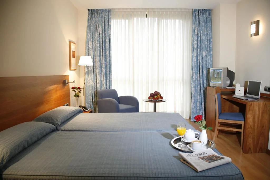 Dreibettzimmer (2 Erwachsene + 1 Kind) — Hotel Mieres del Camino