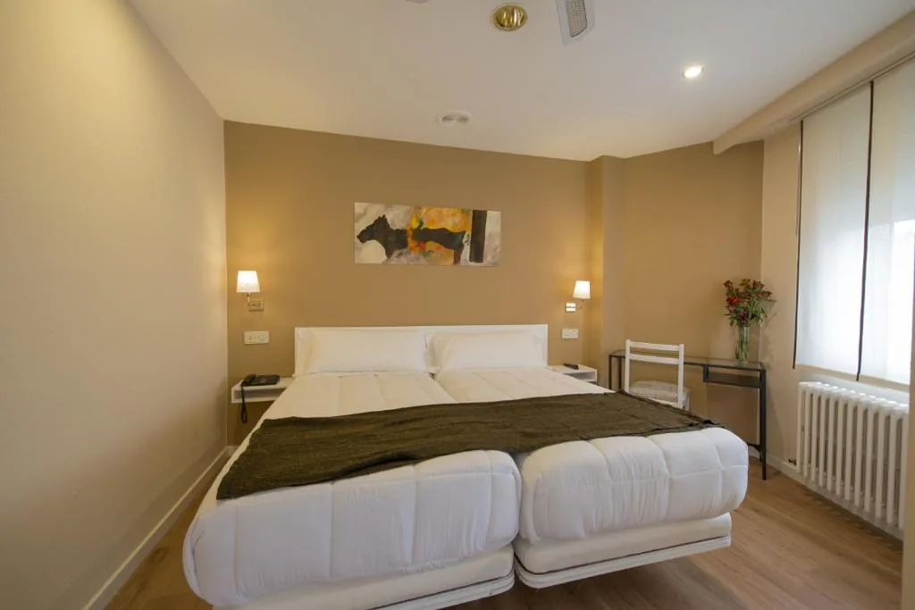 Doppelzimmer mit Balkon und 2 Betten — Hotel Miño