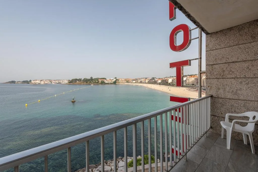 Tweepersoonskamer met balkon en uitzicht op zee — Hotel Minso