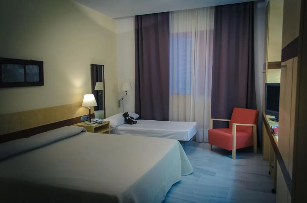 Doppelzimmer mit Zustellbett — Hotel Mirador de Llerena