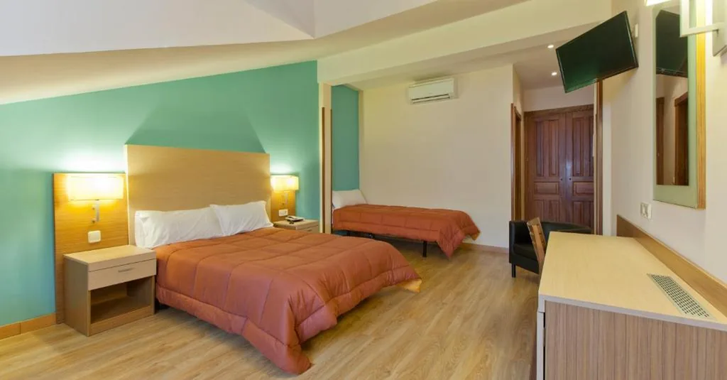 Camera doppia con letto supplementare — Hotel Mirador Puerta del Sol