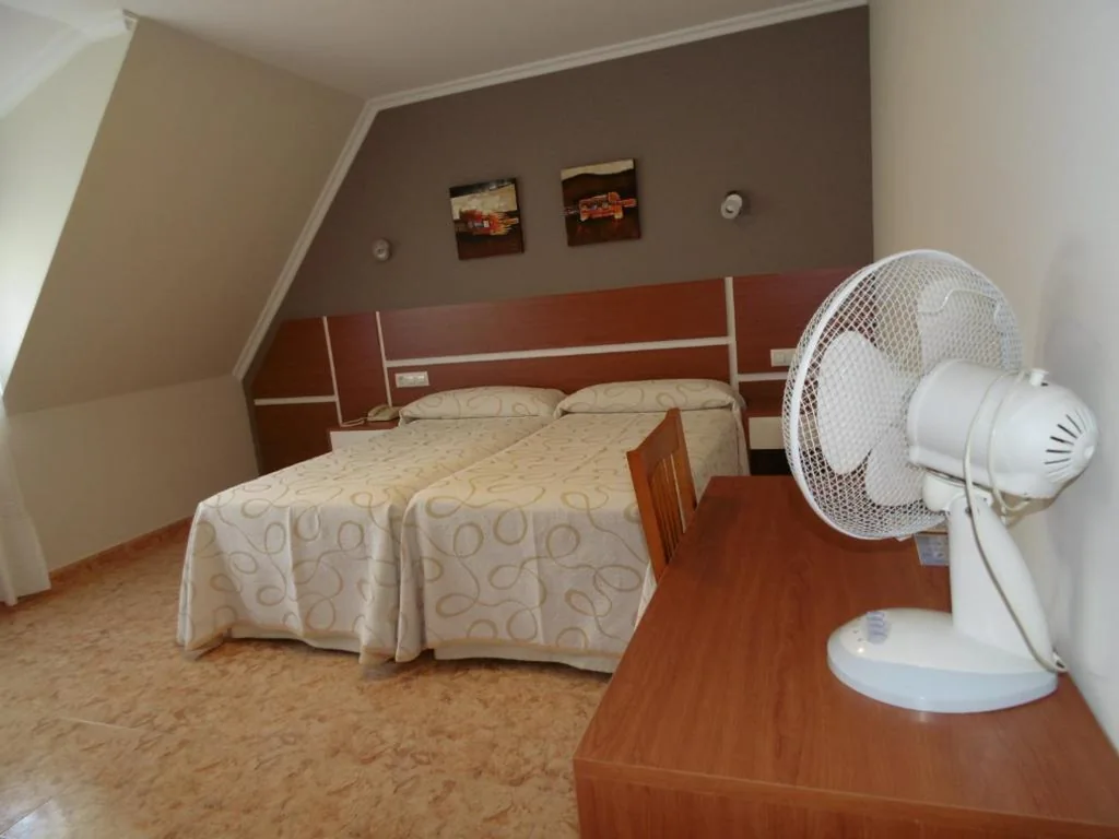 Budget Double Room - 1 or 2 Beds — Hotel Miramar 2** Superior