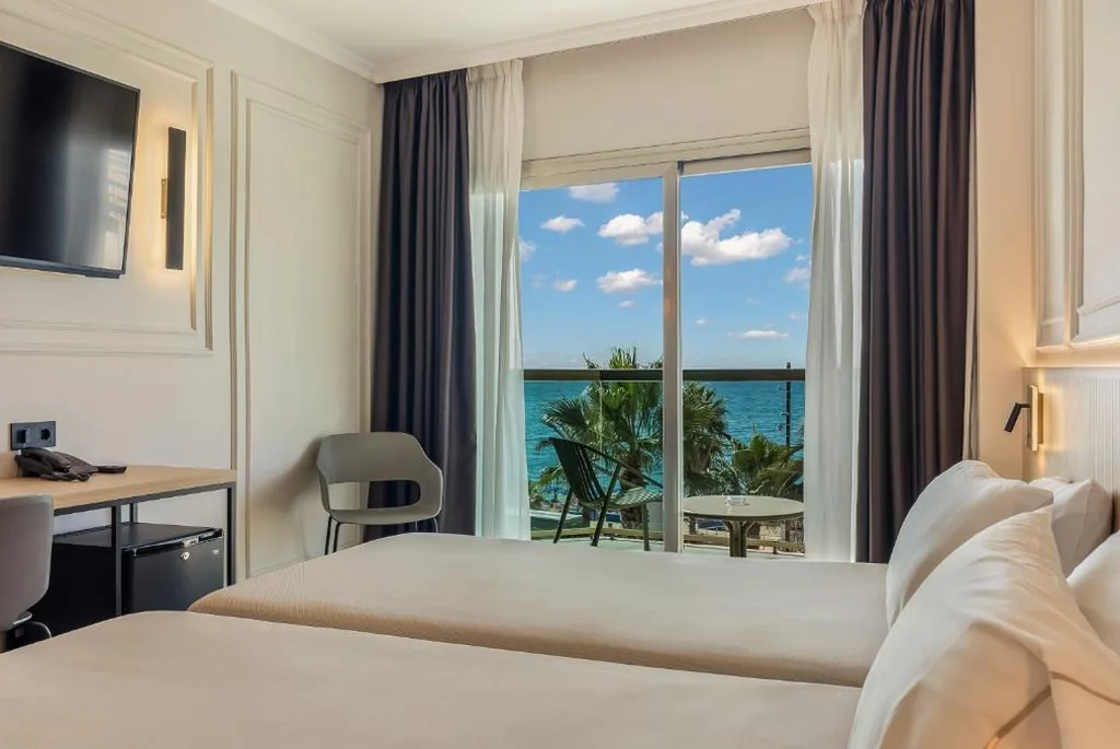 Camera Doppia Standard con vista sul mare - 2 letti — Hotel Miramar