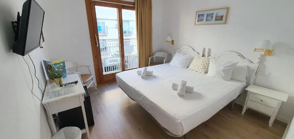 Camera familiare con balcone — Hotel Mireia