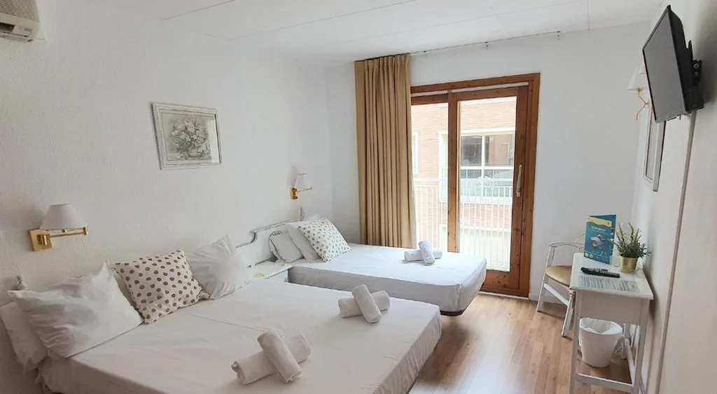 Camera tripla con balcone — Hotel Mireia