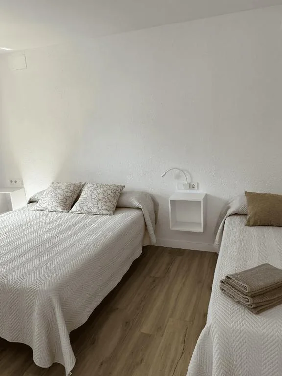Habitación Triple Clásica con vistas a la calle — Hotel Misty
