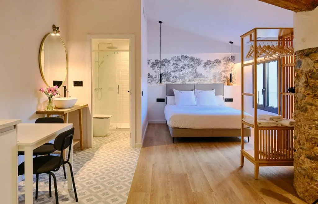 Estúdio com cama extragrande e sofá-cama — Hotel Molí Cardedeu