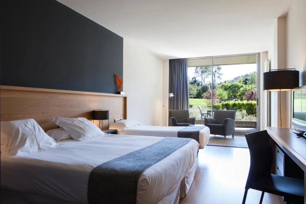 Familiekamer met terras — Hotel Món Sant Benet