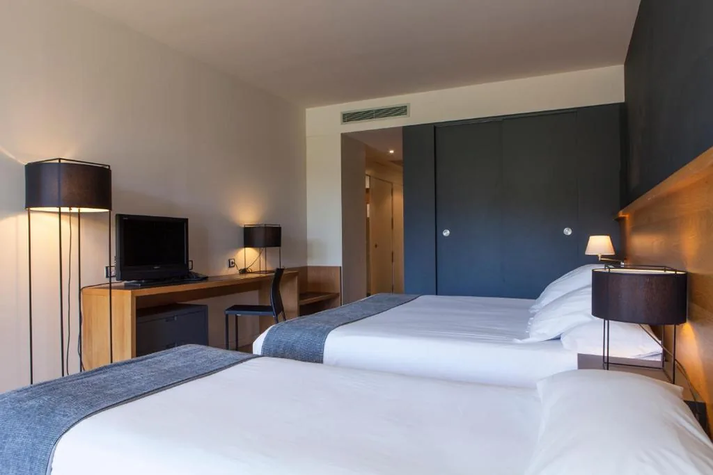 Grote familiekamer met terras — Hotel Món Sant Benet