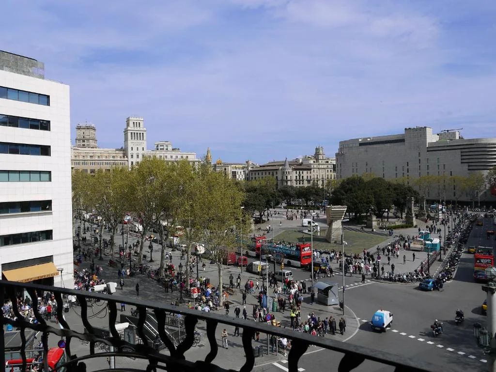 Chambre Double avec balcon et vue sur la Plaça Catalunya — Hotel Monegal
