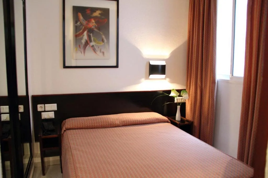 Chambre Individuelle Intérieure — Hotel Monegal