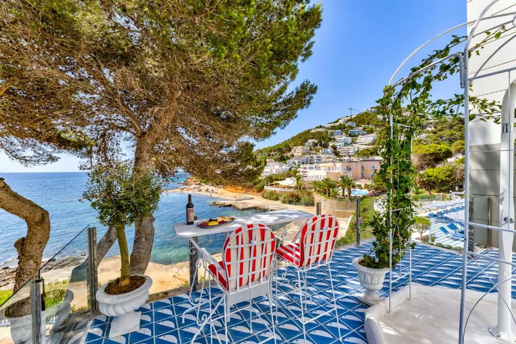 Suite Bello con vistas al mar y terraza en la azotea - Homenaje a Ibiza — Hotel Mongibello Ibiza
