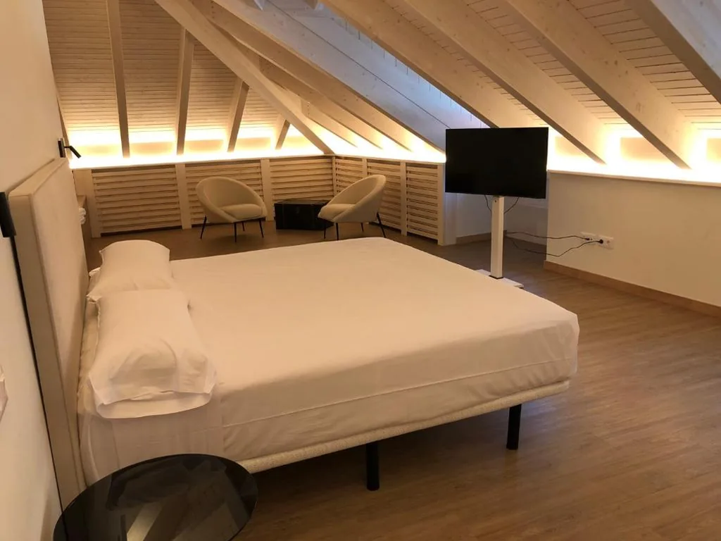 Suite con bañera de hidromasaje y cama grande — HOTEL MONTE PERDIDO