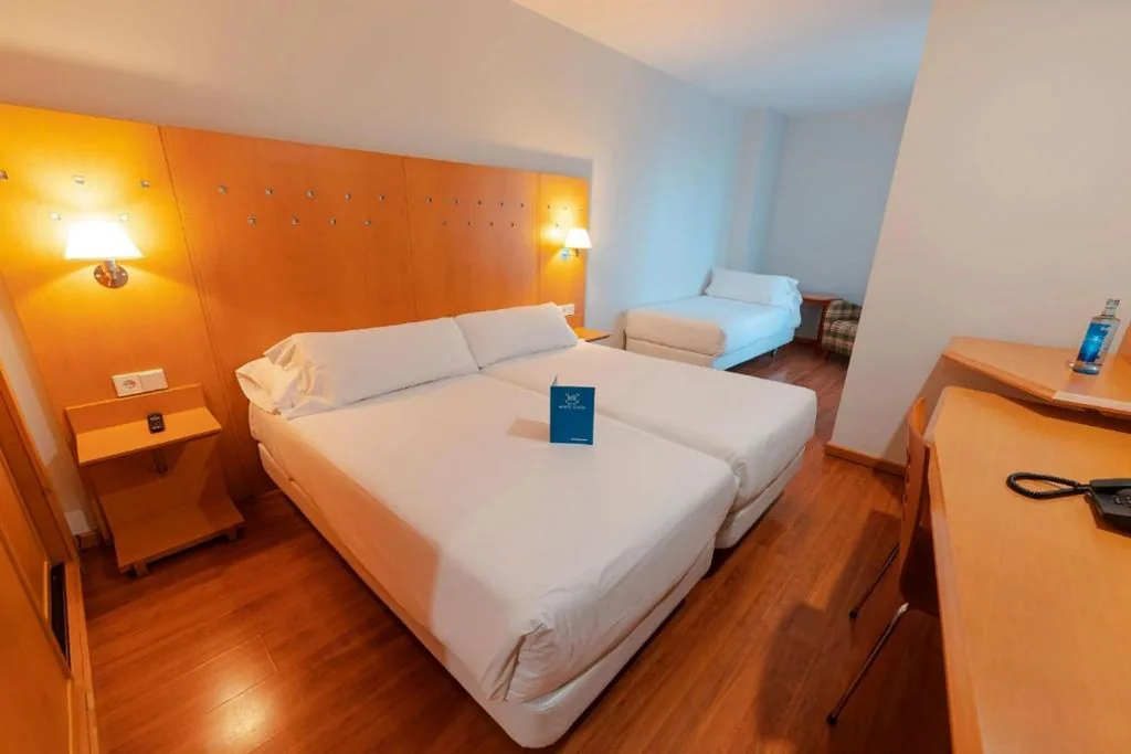 Habitación Triple — Hotel Monte Rozas