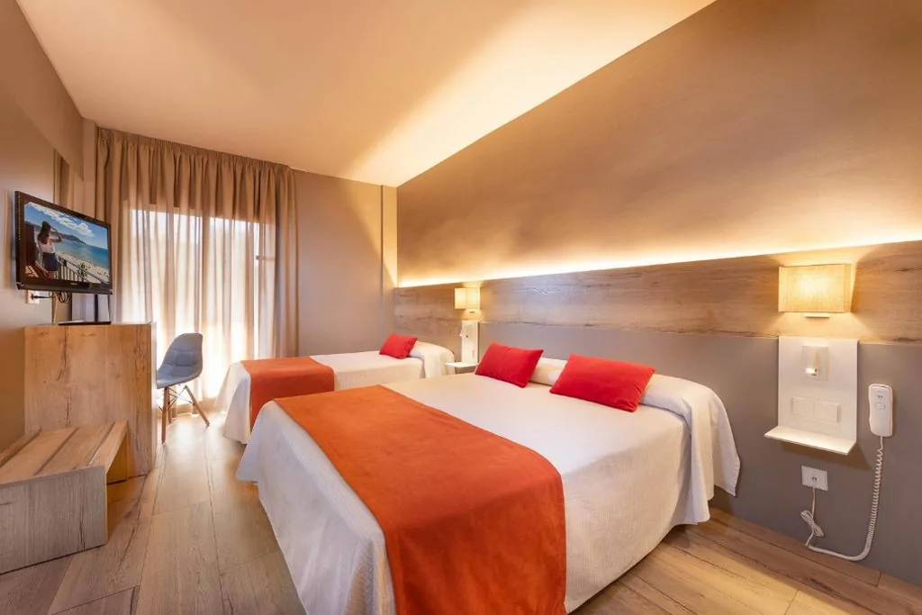 Habitación Familiar (2 adultos + 1 niño) con acceso al spa — Hotel Montecarlo Spa & Wellness