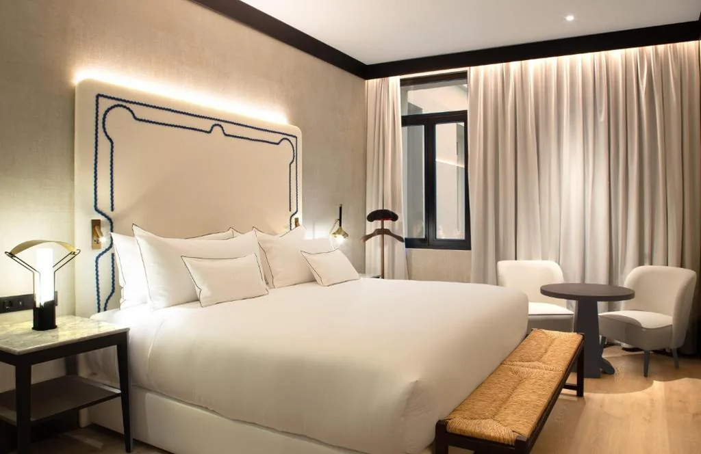 适合行动不便人士入住的Purisima客房 - 1张特大双人床 — Hotel Montera Madrid, Curio Collection By Hilton