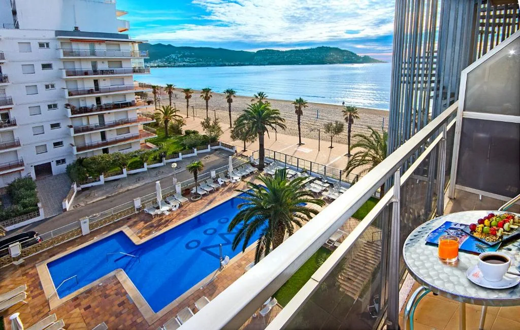 Camera doppia con letto supplementare e vista piscina — Hotel Monterrey Roses by Pierre & Vacances