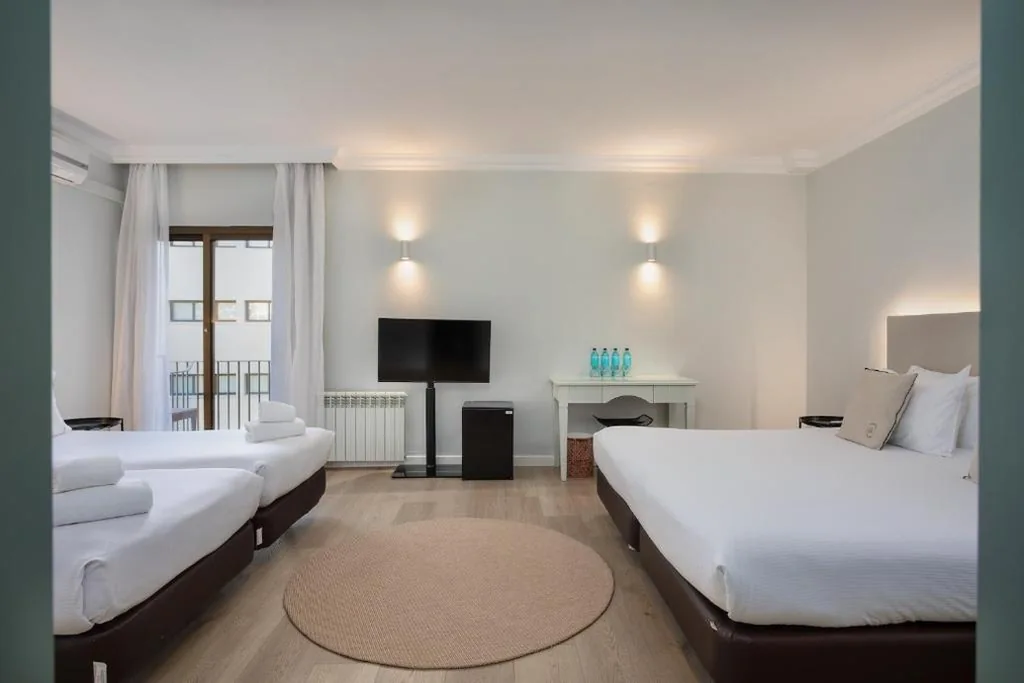 Quarto Familiar Básico — Hotel Montjoi by Brava Hoteles