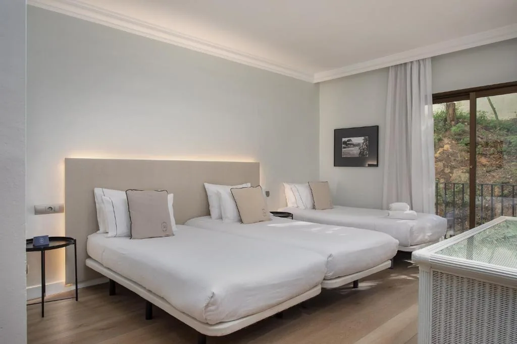 Quarto Triplo Conforto — Hotel Montjoi by Brava Hoteles
