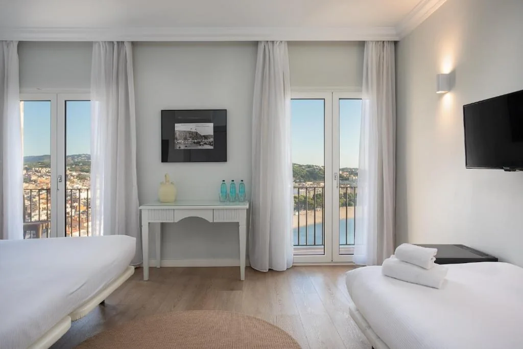 Quarto Triplo Superior com vista para o mar — Hotel Montjoi by Brava Hoteles