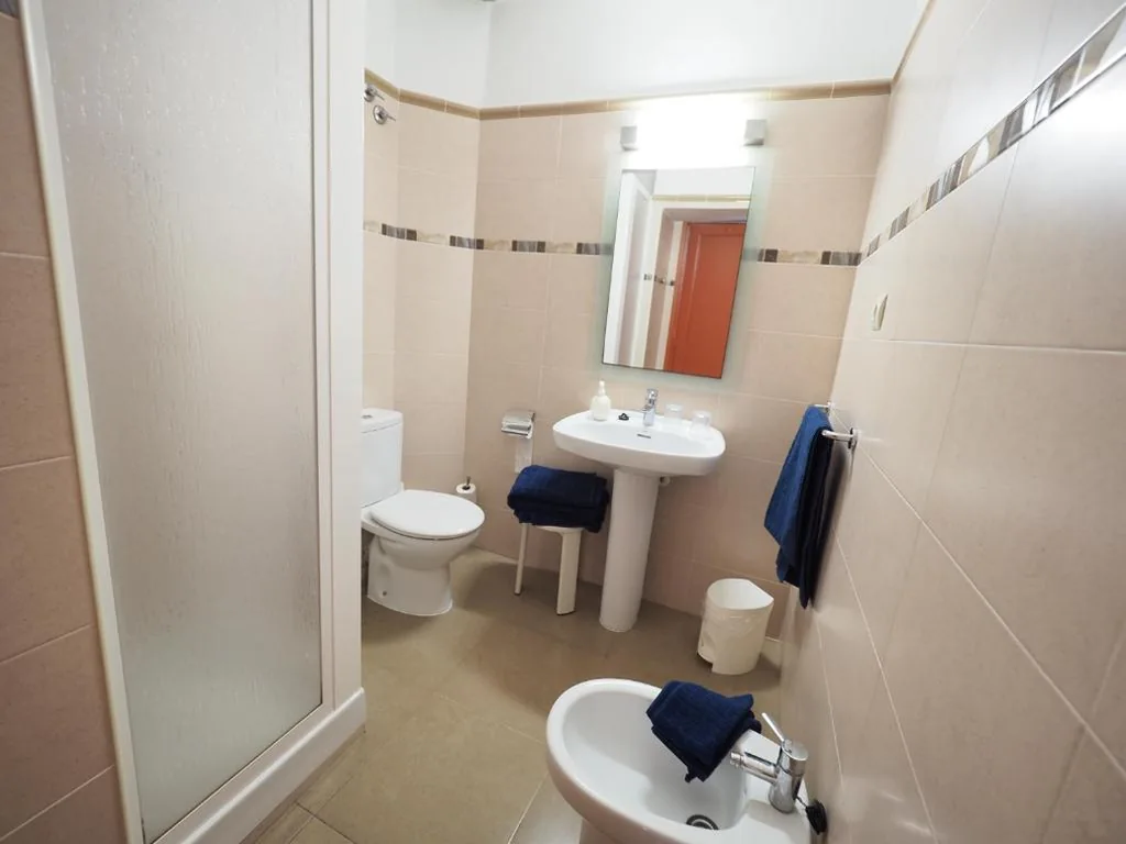 Tweepersoonskamer met uitzicht op de straat - 1 of 2 bedden — Hotel Montserrat