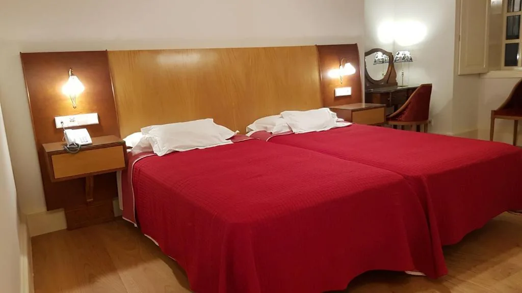 Habitación Doble Estándar - 2 camas — Hotel Monumento Pazo de Orbán