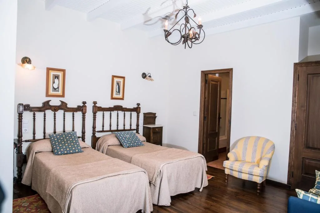 Habitación Triple (2 adultos + 1 niño) — Hotel Monumento Pazo do Castro