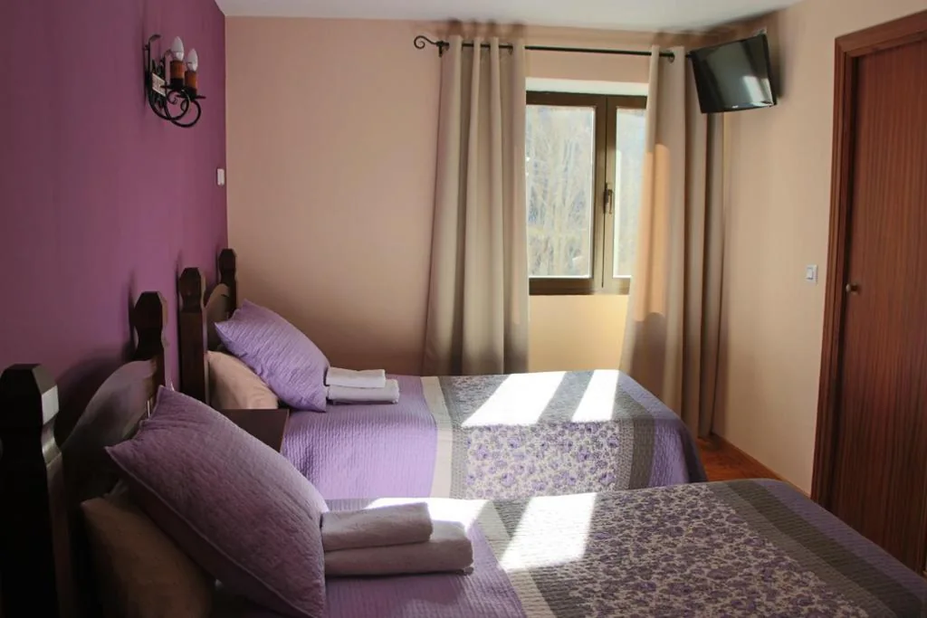 Tweepersoonskamer met eigen badkamer - 2 bedden — Hotel Moto-Rural "VEGALION"