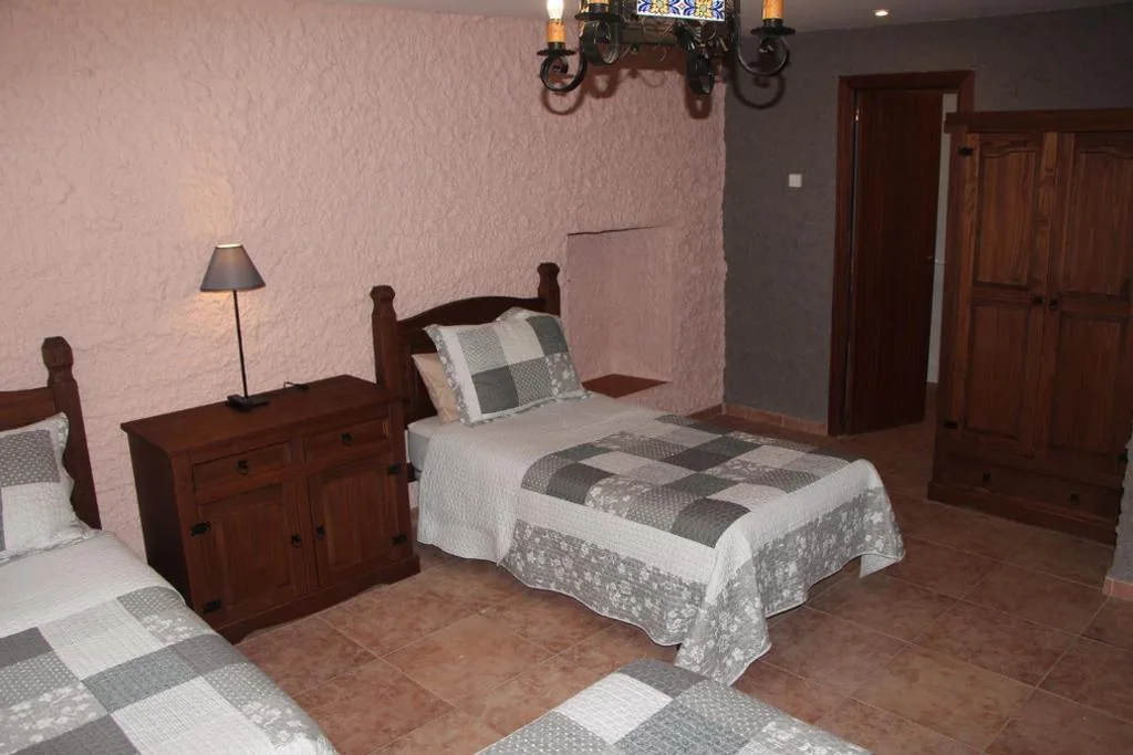 Driepersoonskamer met eigen badkamer — Hotel Moto-Rural "VEGALION"