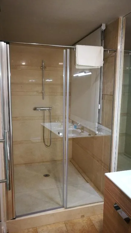 Habitación con cama grande — Hotel Moya