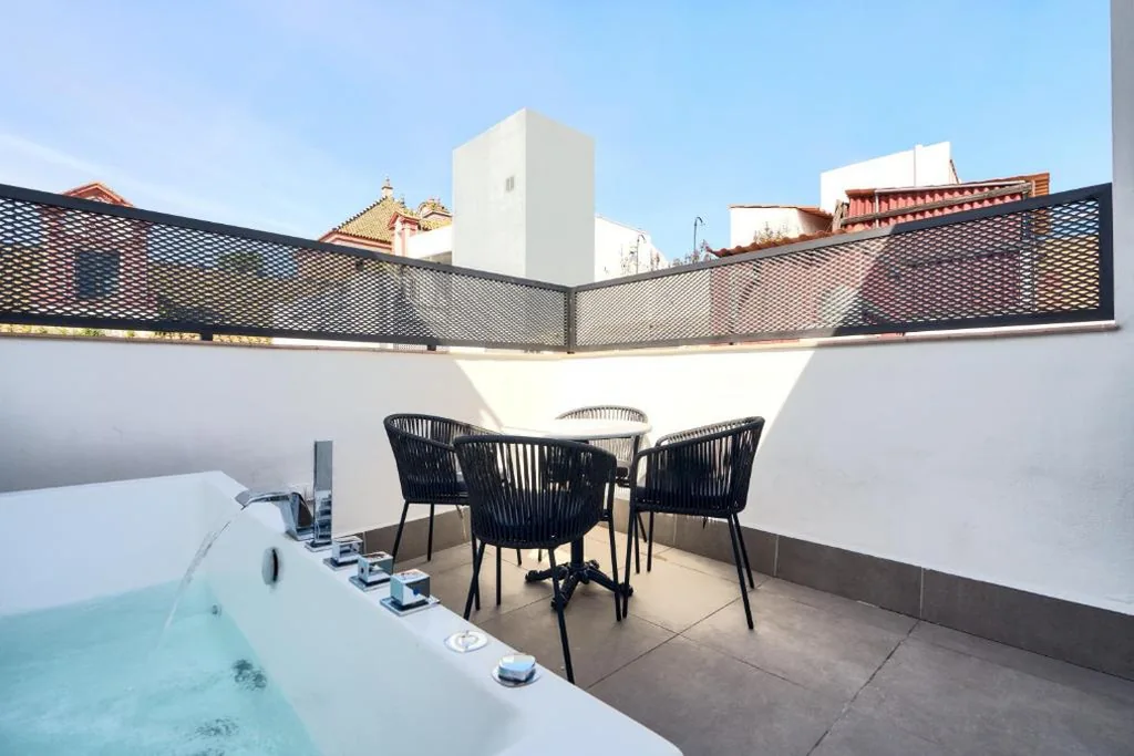 Quarto Superior com banheira de hidromassagem e terraço — Hotel Murillo Reinoso