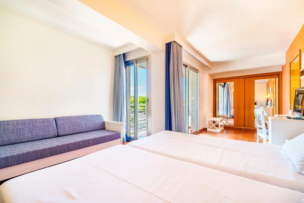 Habitación Cuádruple con balcón — Hotel Na Forana