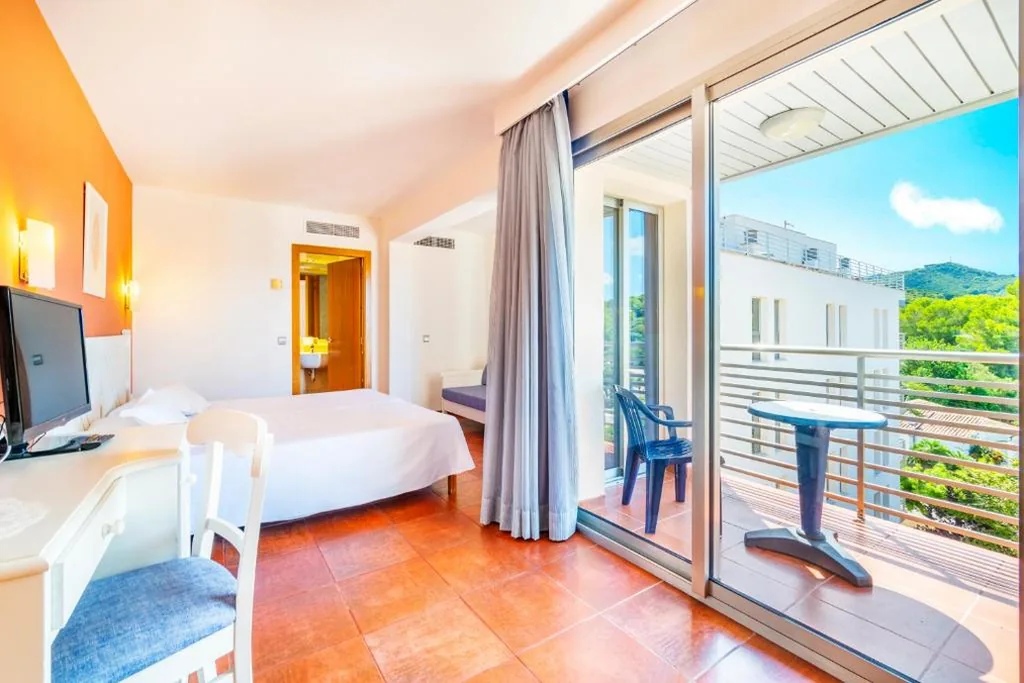 Habitación Triple con balcón — Hotel Na Forana