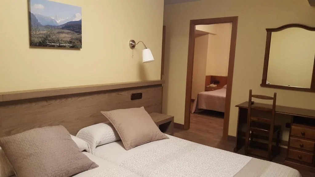 2 Habitaciones Dobles comunicadas — Hotel Naranjo De Bulnes