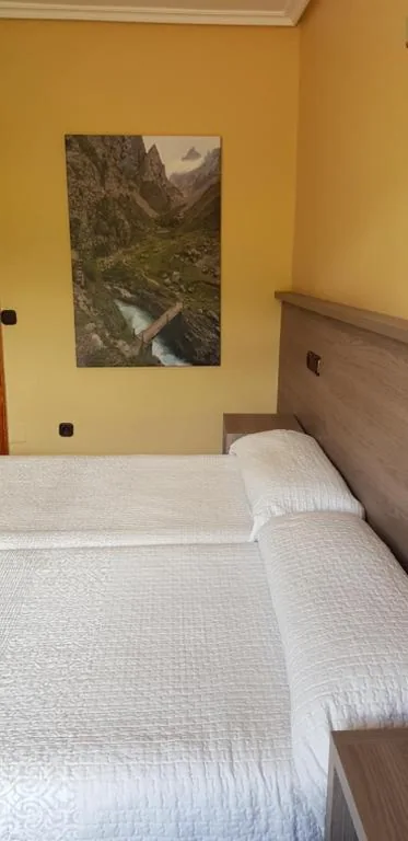 Habitación Doble Pequeña - 2 camas — Hotel Naranjo De Bulnes