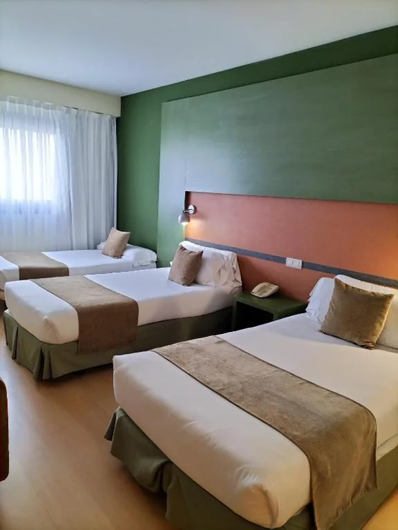 Chambre Triple (3 adultes) — Hotel Naval Sestao