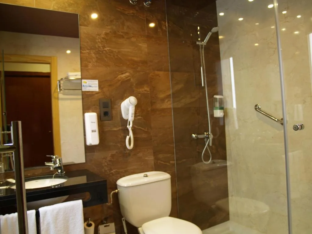 Doppelzimmer mit Parkplatz – 1 oder 2 Betten — Hotel Navarro