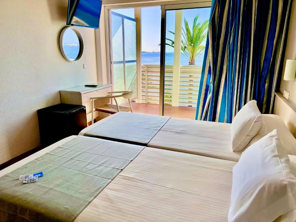 Tweepersoonskamer met uitzicht op zee - 2 bedden — Hotel Neptuno