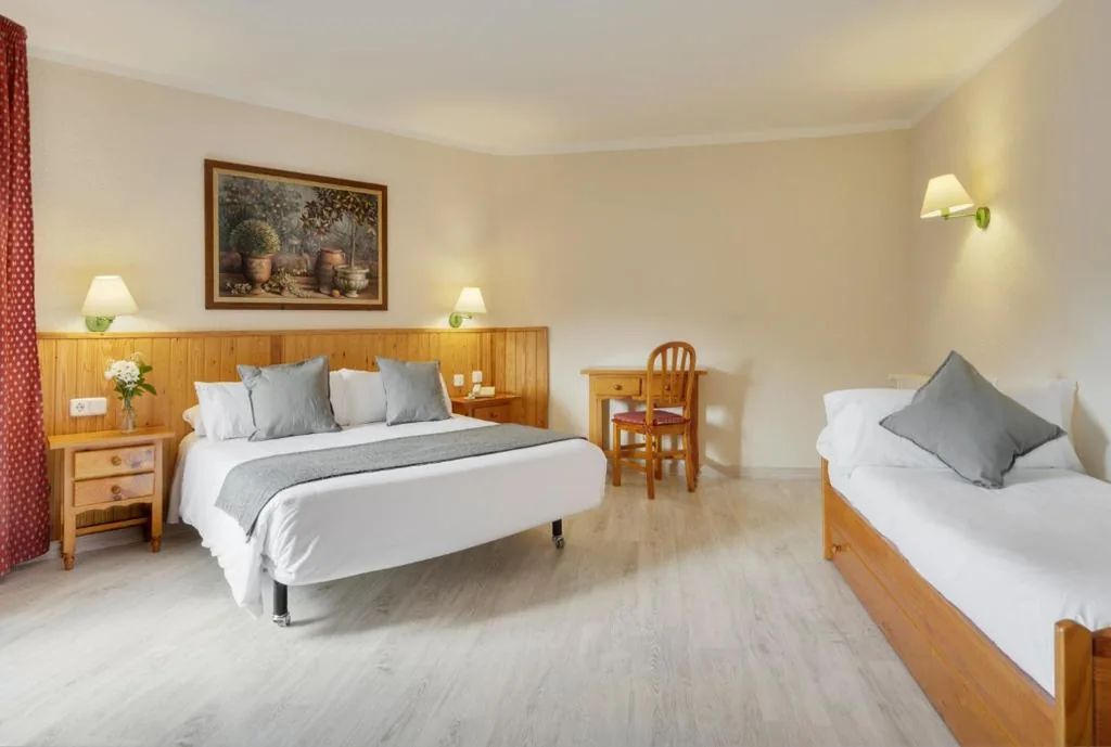 Camera doppia con 2 letti supplementari (2 adulti + 2 bambini) — Hotel Nievesol