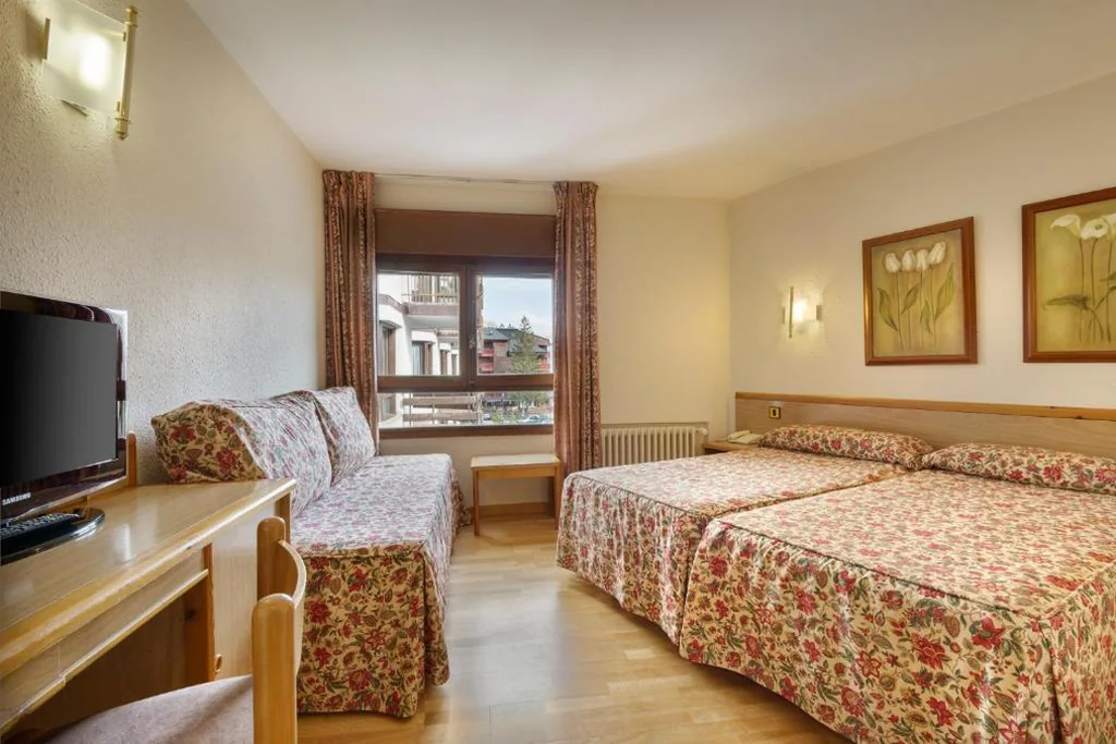Camera doppia con letto supplementare (2 adulti + 1 bambino) — Hotel Nievesol