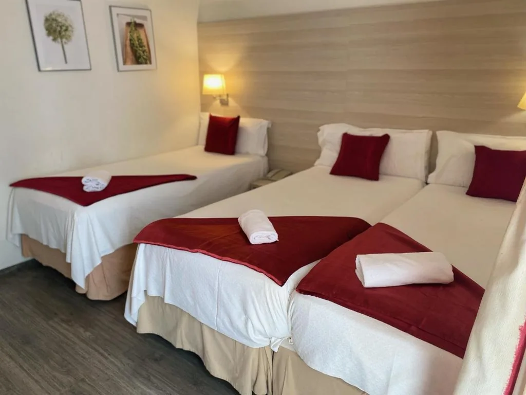 Dreibettzimmer mit Balkon — Hotel Norai