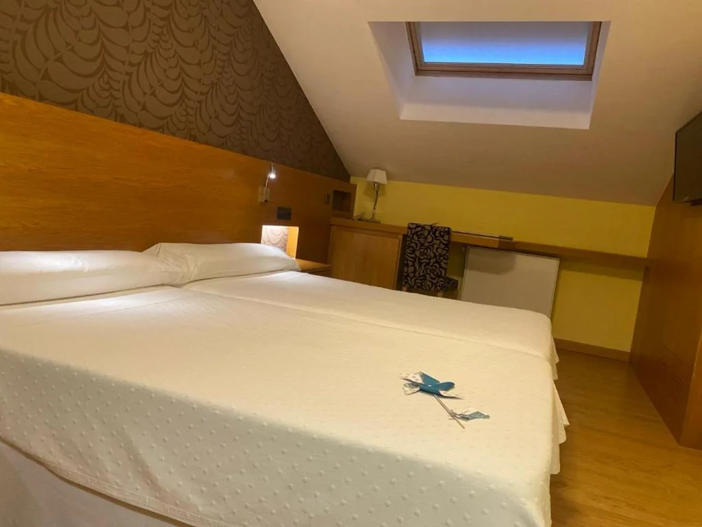Doppelzimmer – 1 oder 2 Betten – Dachgeschoss — Hotel Nordés