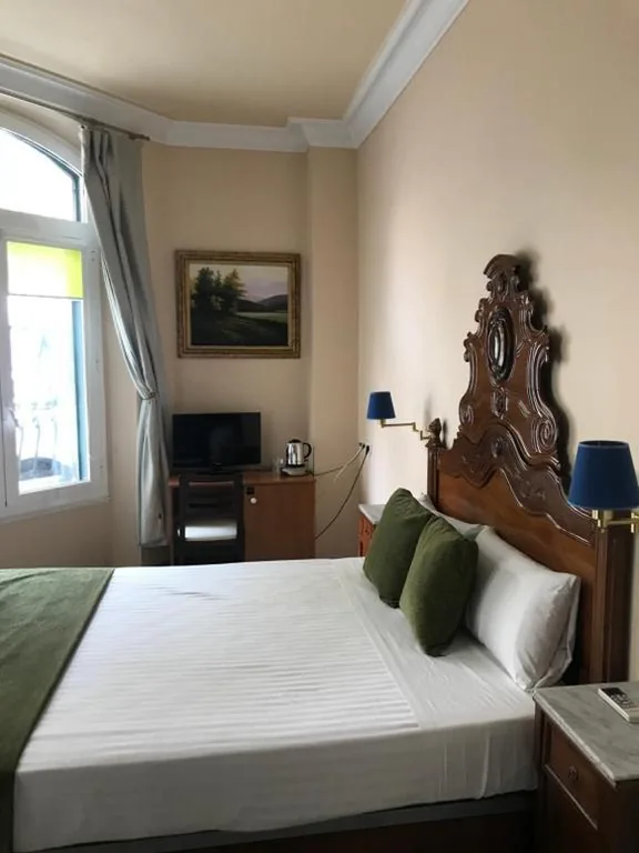 Quarto Duplo no rés do chão — Hotel Noucentista