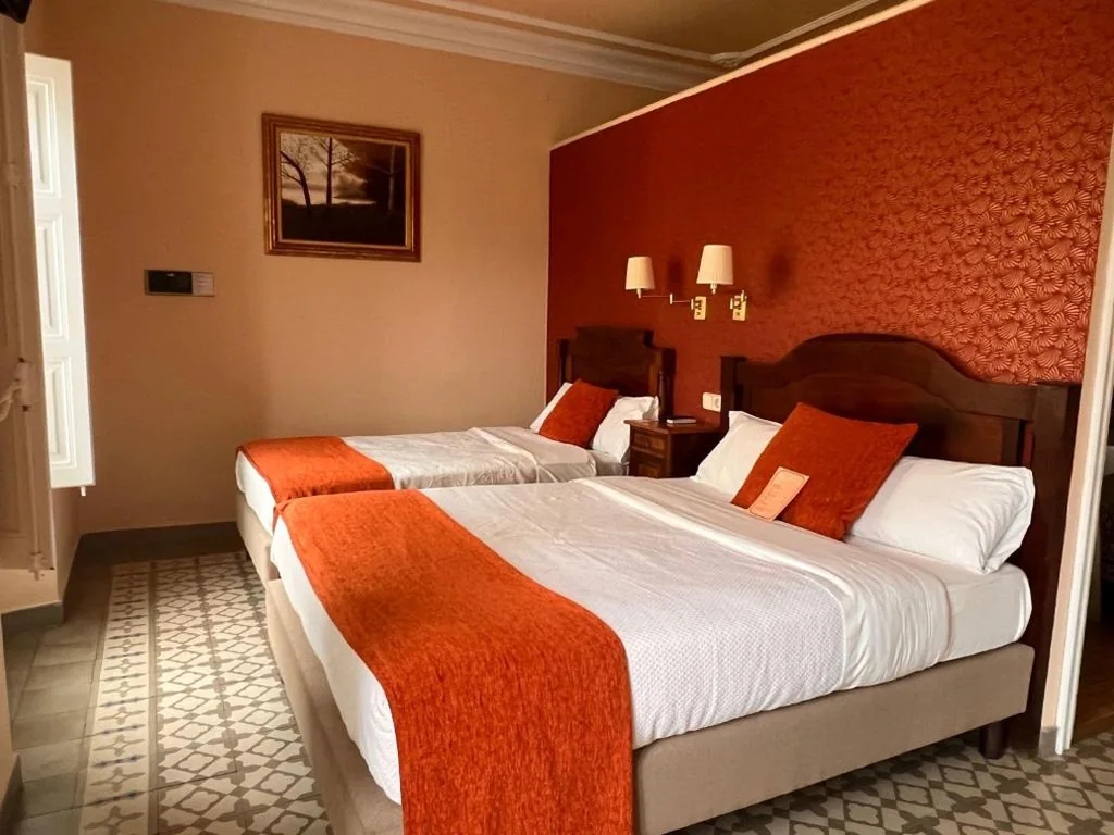 Quarto Triplo com varanda — Hotel Noucentista