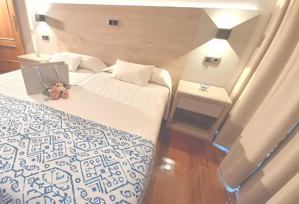 Habitación Doble Superior - 2 camas, con vistas a la ciudad — Hotel Nueva Plaza
