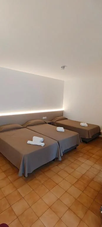Camera matrimoniale con letto supplementare — Hotel Nuevo Cachalote